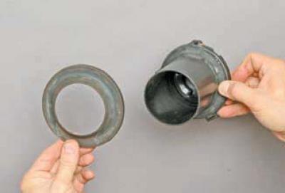 Снимаем с центрирующей втулки верхнюю резиновую…