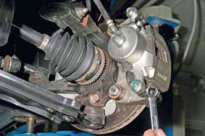 Накидным ключом &laquo;на 14&raquo; отворачиваем нижний болт крепления суппорта к направляющему…