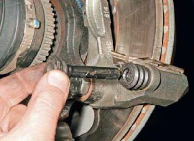 &hellip;вынимаем палец из отверстия направляющей колодок&hellip;