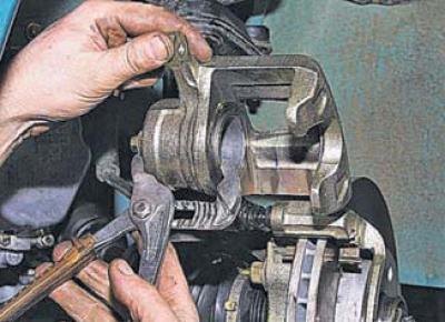 Для этого раздвижными пассатижами утапливаем поршень в цилиндр.