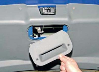 Снимаем внутреннюю ручку.