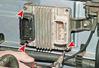 Ключом Torx T-25 отворачиваем три винта крепления…