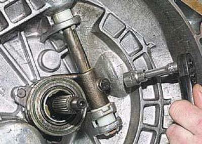 &hellip;головкой &laquo;на 13&raquo; отворачиваем болт крепления вилки выключения сцепления к валу.