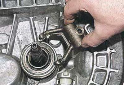 Снимаем вилку выключения сцепления.