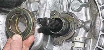 Снимаем подшипник выключения сцепления с его направляющей втулки.