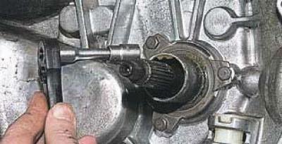 Головкой &laquo;на 10&raquo; отворачиваем три болта крепления направляющей втулки к картеру коробки…