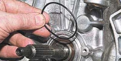 Вынимаем из канавки картера коробки передач резиновое уплотнительное кольцо.