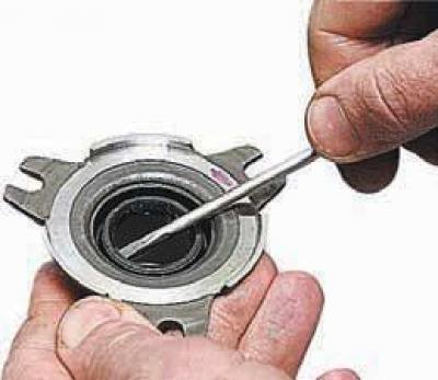 &hellip;поддеваем отверткой сальник и извлекаем его из втулки.