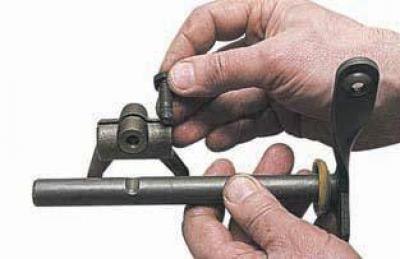 При установке вала вилки выключения сцепления ориентируем его так, чтобы болт крепления вилки…