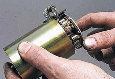 Извлекаем из корпуса статора якорь с…