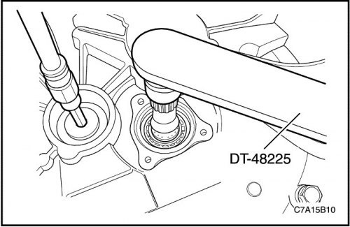 10. Удерживать первичный вал с помощью DT-48225.