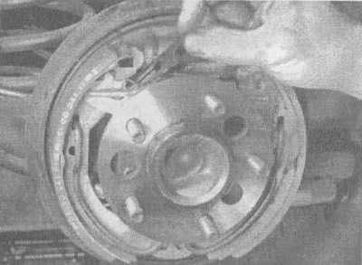 5.4е. Пользуясь маленькими плоскогубцами, снимите…