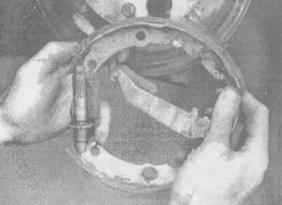 5.4х. Подсоедините рычаг стояночного тормоза к…