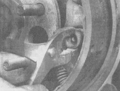 5.4аб. Вверните удерживающую шпильку и пружину во…