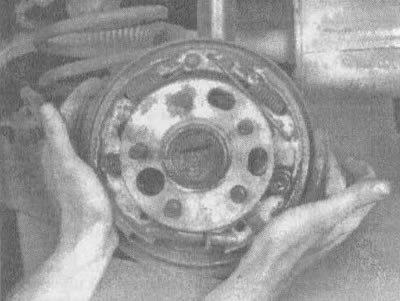 5.4аг. Отцентрируйте тормозные колодки так, чтобы…