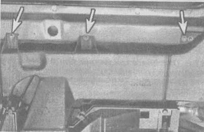 10.14а. Отверните болты верхнего воздуховода…