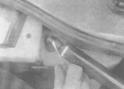 17.1а. Откройте заднюю дверь вверх до отказа и…