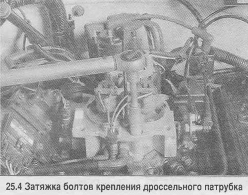 4. Подтяните болты с моментом, указанным в…
