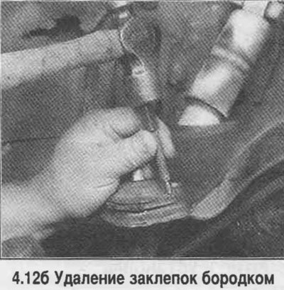 12. Чтобы снять верхнюю шаровую опору с рычага,…