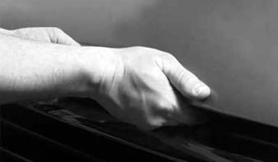 б) Слега приподнимите капот и потяните рычаг…