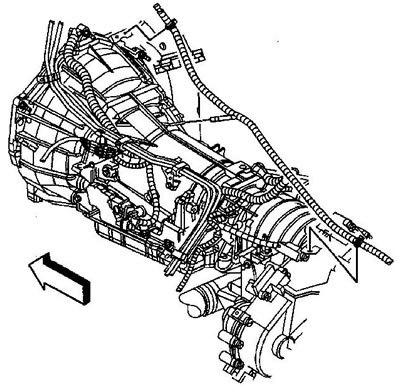 15. (Модели 4WD) Отсоедините шланг и…
