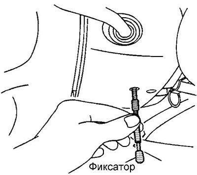 3. Заблокируйте рулевую колонку специальным…