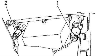 4. Отсоедините разъемы (1) и (2).