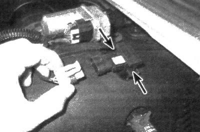 6.2. Отсоедините электроразъем, сожмите…