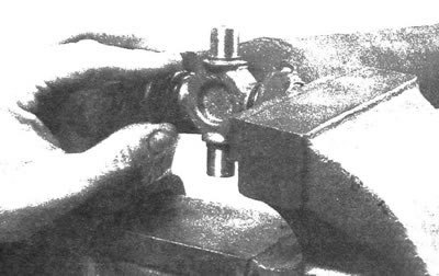 4.22. Равномерно постучите по вилке молотком -…