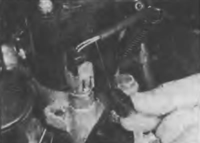 Рис. 1.12. Отворачивание винта слива воды из…