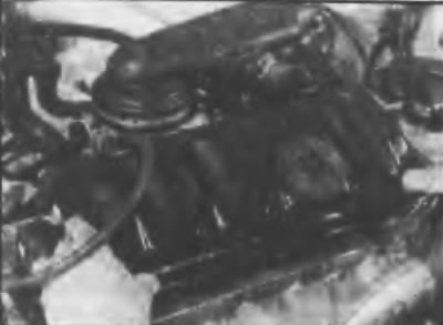 Рис. 2А.6. Снятие крышки головки цилиндров