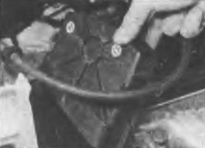 Рис. 2А.11. Снятие верхнего кожуха зубчатого ремня