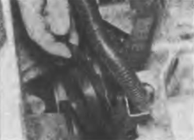 Рис. 2А.16. Снятие нижнего кожуха зубчатого ремня
