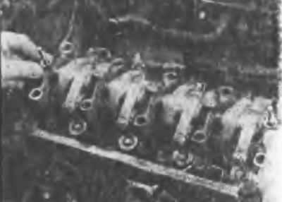 Рис. 2А.34. Установка блока коромысел на головку…