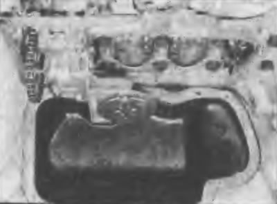 Рис. 2А.36. Снятие масляного поддона