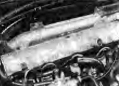 Рис. 2С.7. Снятие крышки головки цилиндров
