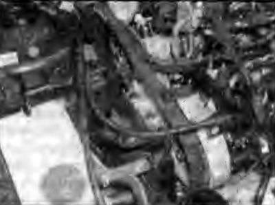 Рис. 2D.19. Снятие зубчатого ремня со шкивов…