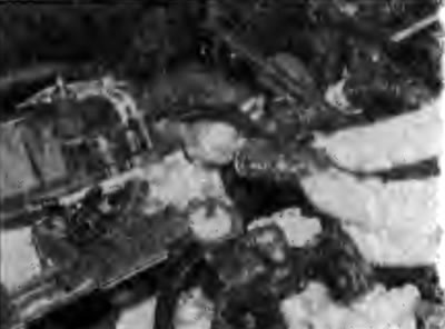Рис. 2F.3. Отсоединение вакуумной, шланга от…