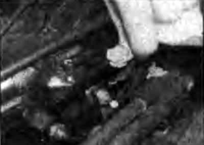 Рис. 2F.4. Отсоединение электрического разъема от…