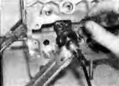 Рис. 2F.16. Использование приспособления для…