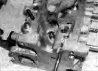 Рис. 2F.21. Снятие гнезда пружины