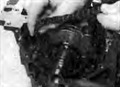Рис. 2F.33. Снятие цепи привода масляного насоса