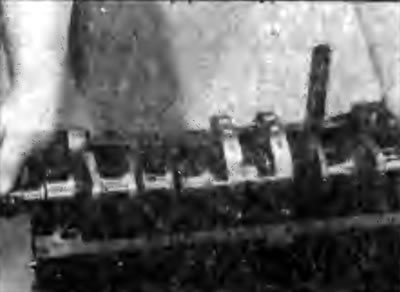 Рис 2F.38. Снятие коленчатого вала