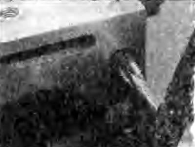 Рис. 2F.41. Использование метчика для очистки…