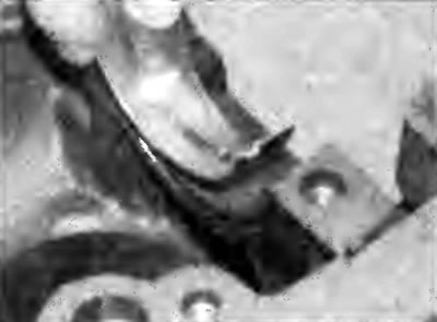 Рис. 2F.52. Установка вкладыша коренного…