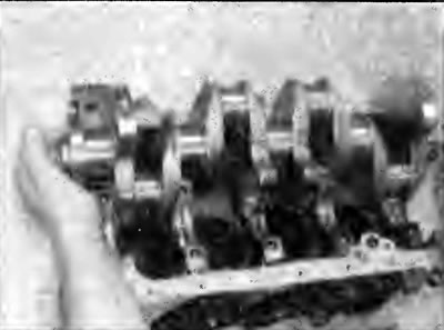 Рис. 2F.57. Установка коленчатого вала в блок…