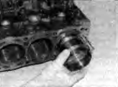 Рис. 2F.65. Установка поршня в сборе с шатуном в…