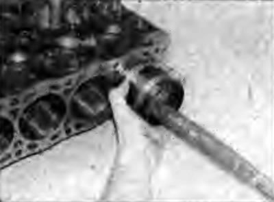 Рис. 2F.67. Установка поршня в сборе с шатуном в…