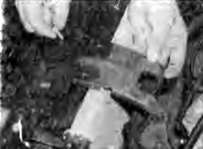 Рис. 3.11. Снятие кронштейна воздушного фильтра с…