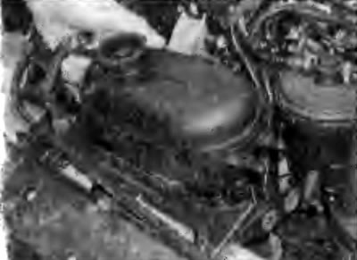 Рис. 3.14. Снятие расширительного бачка с опор